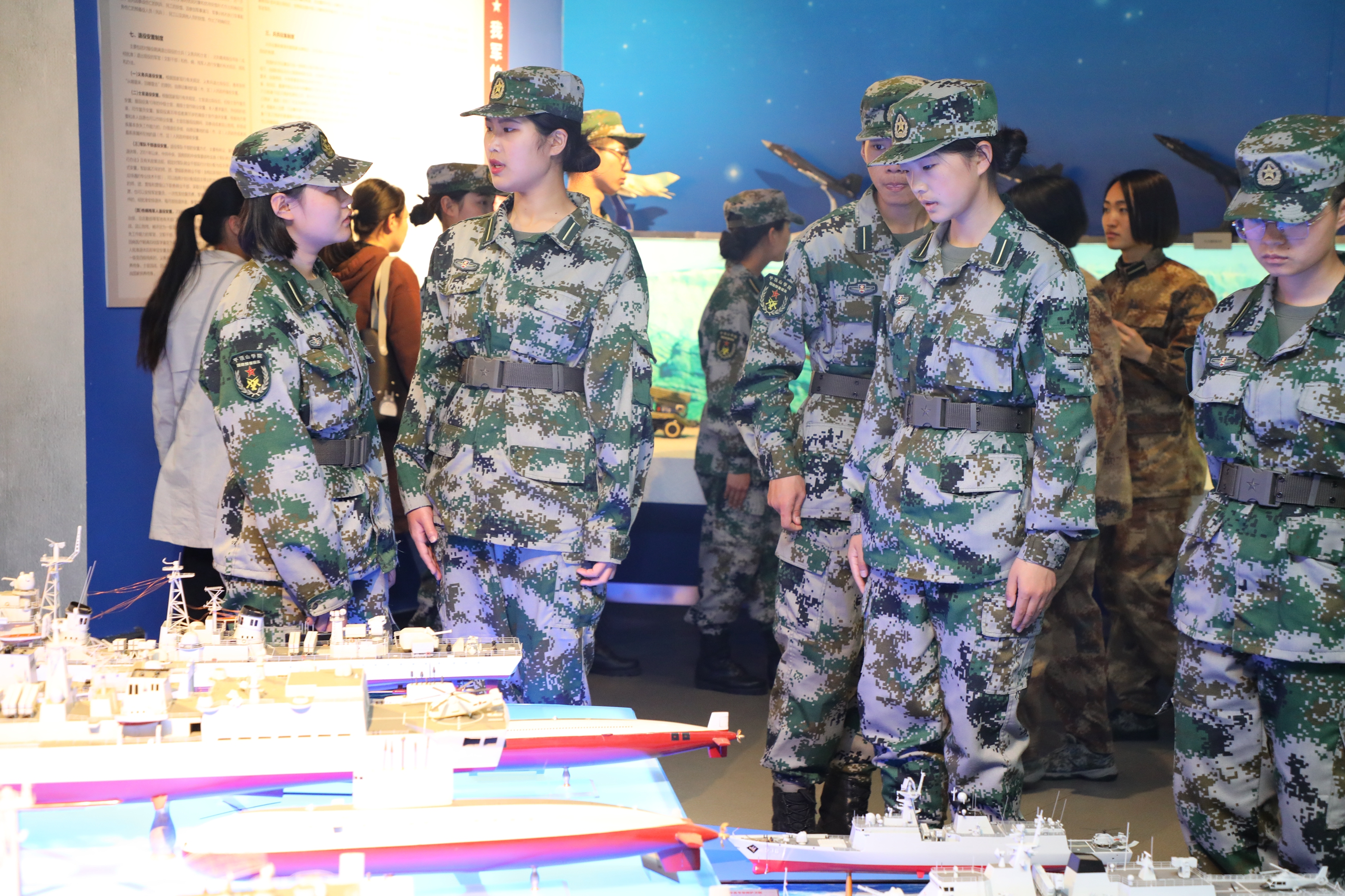 国防教育办公室相关负责同志陪同下,进入河南省国防教育基地参观学习