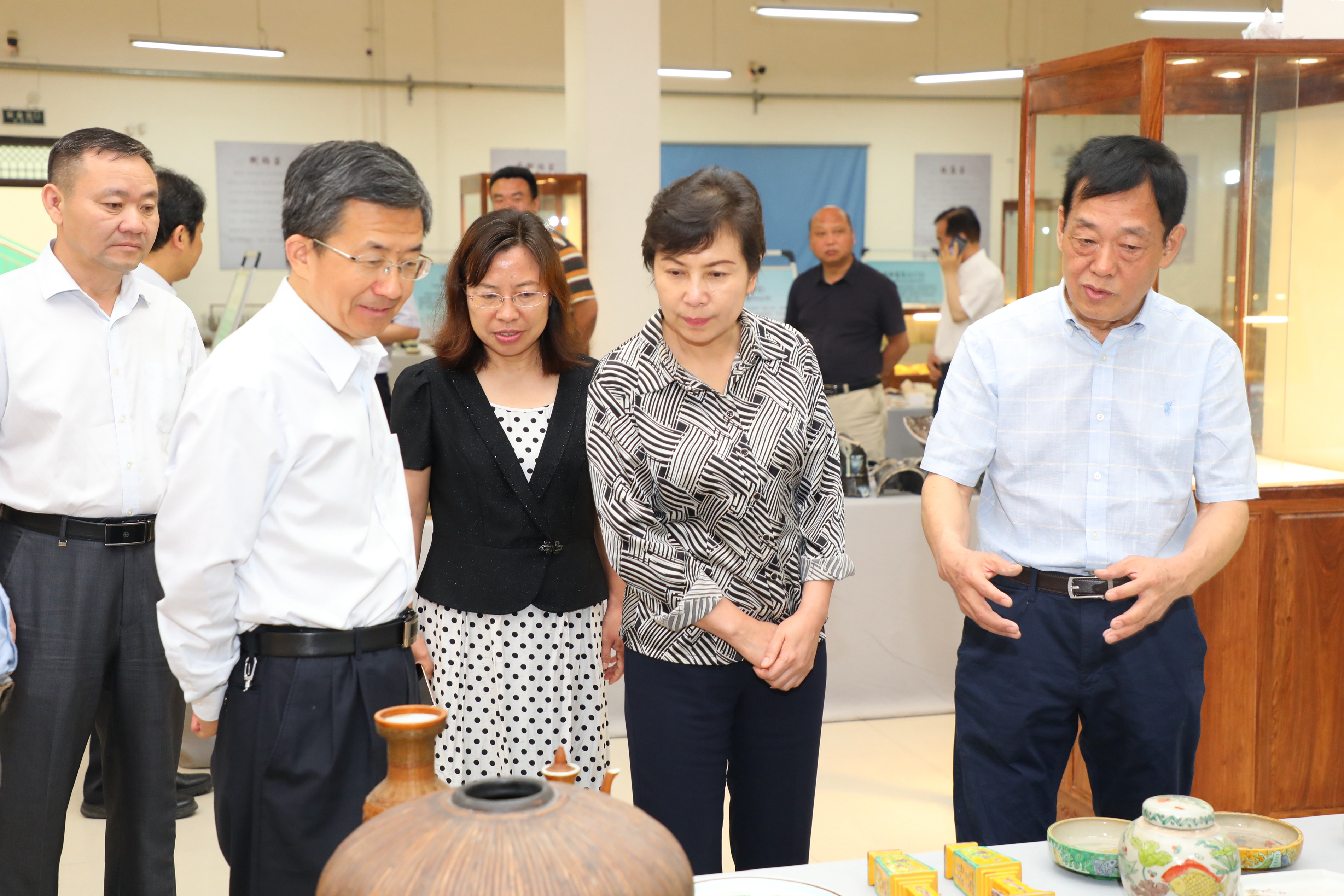 省文化厅厅长宋丽萍,市长张雷明一行调研中国陶瓷工艺技术陈列馆