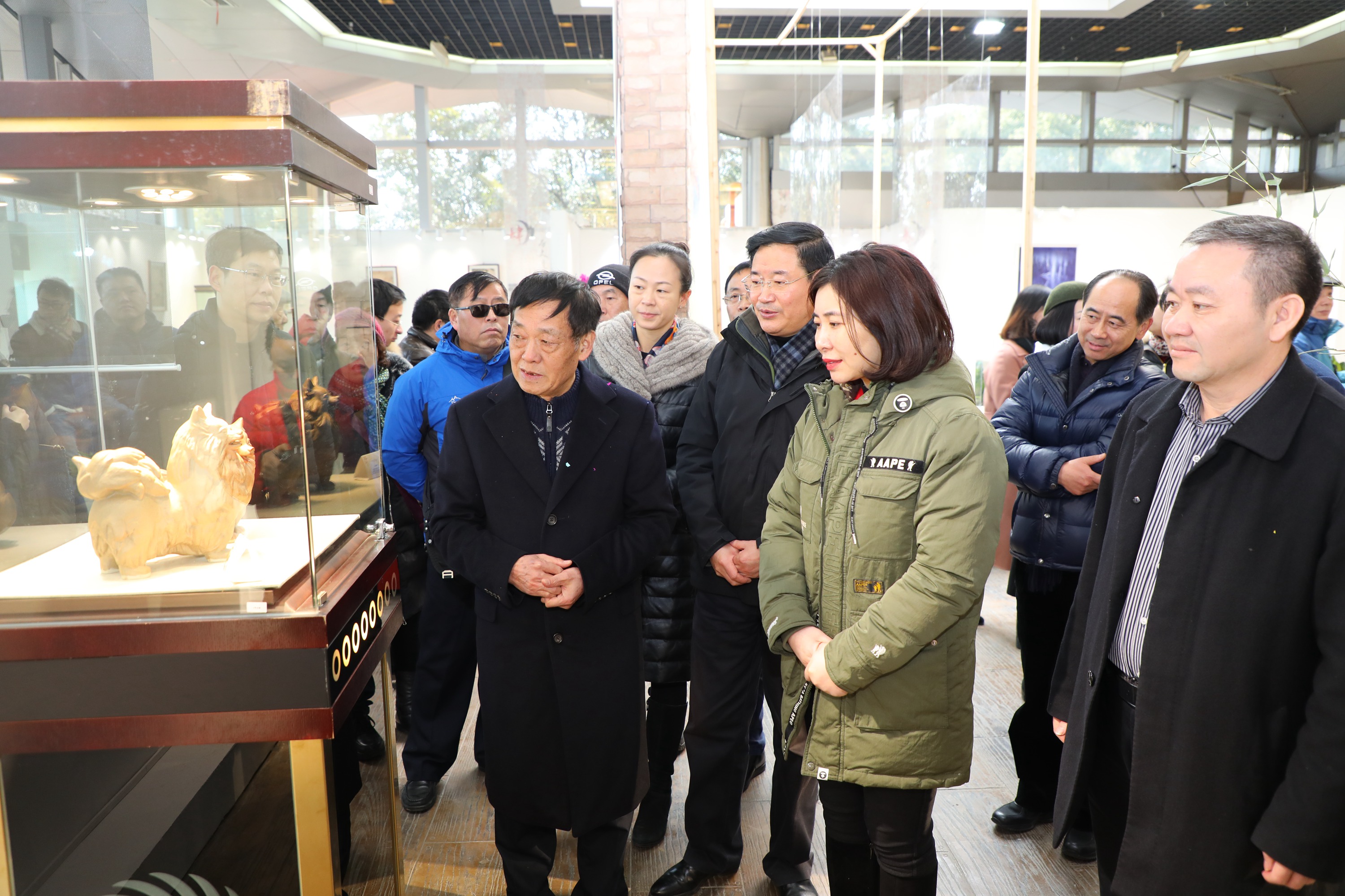 与会领导参观展览(摄影/陈留彪)