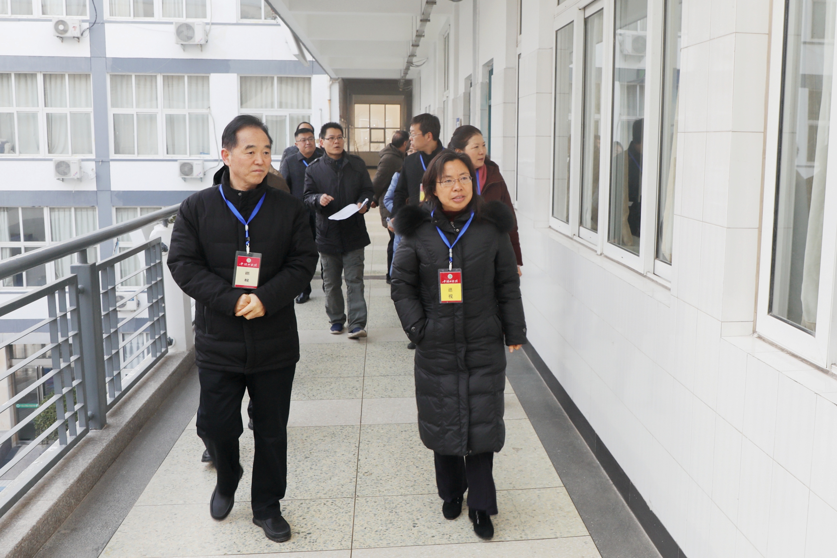 校领导巡视考场(摄影/陈留彪)