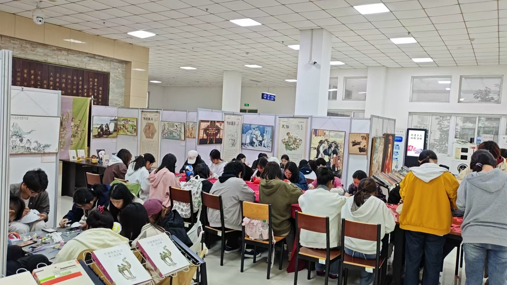 图书馆开展“书香伴古韵 巧手传非遗”文化体验活动 -平顶山学院新闻网