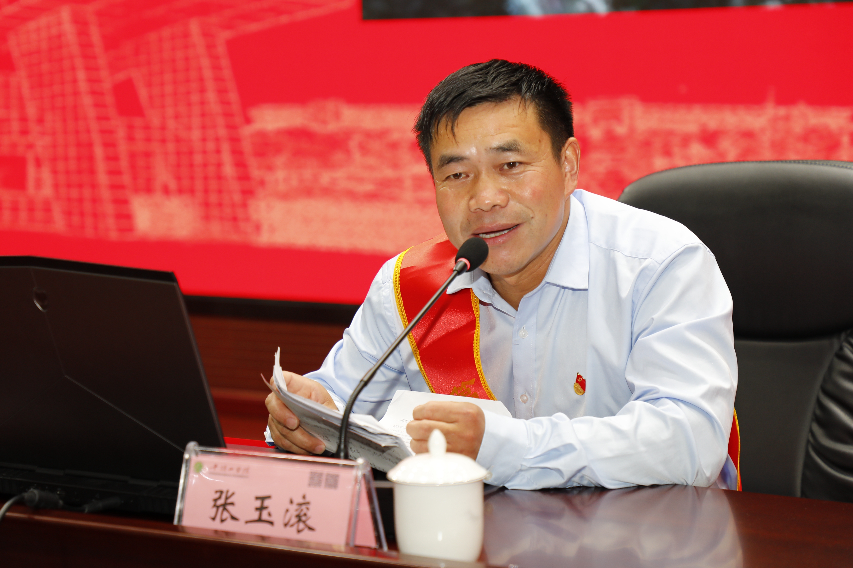 时代楷模我校校友张玉滚同志先进事迹报告会举行