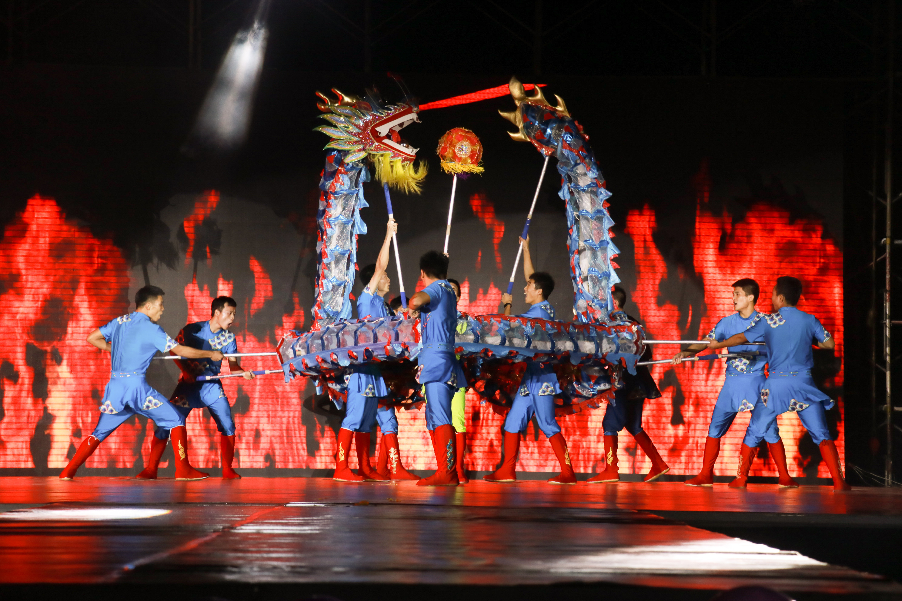 舞龙表演(摄影/贺兰溪)