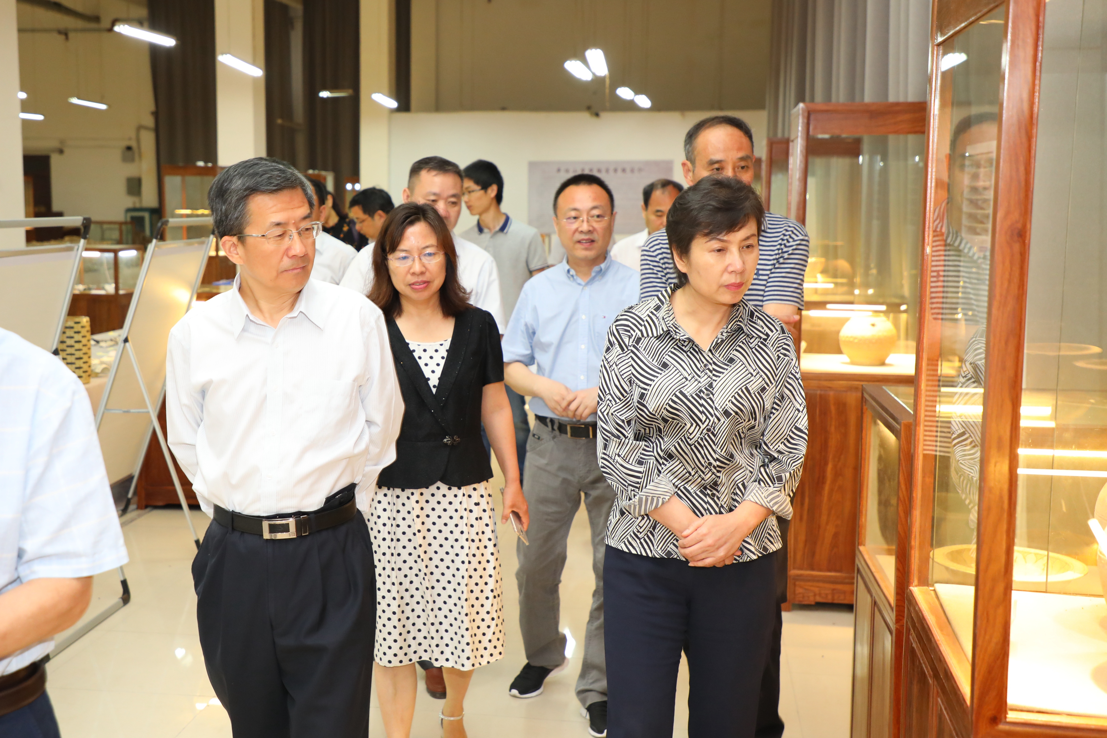 省文化厅厅长宋丽萍,市长张雷明一行调研中国陶瓷工艺技术陈列馆